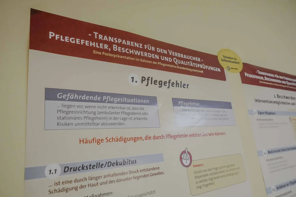 Plakat für Verbraucher mit Informationen zu Pflegefehlern